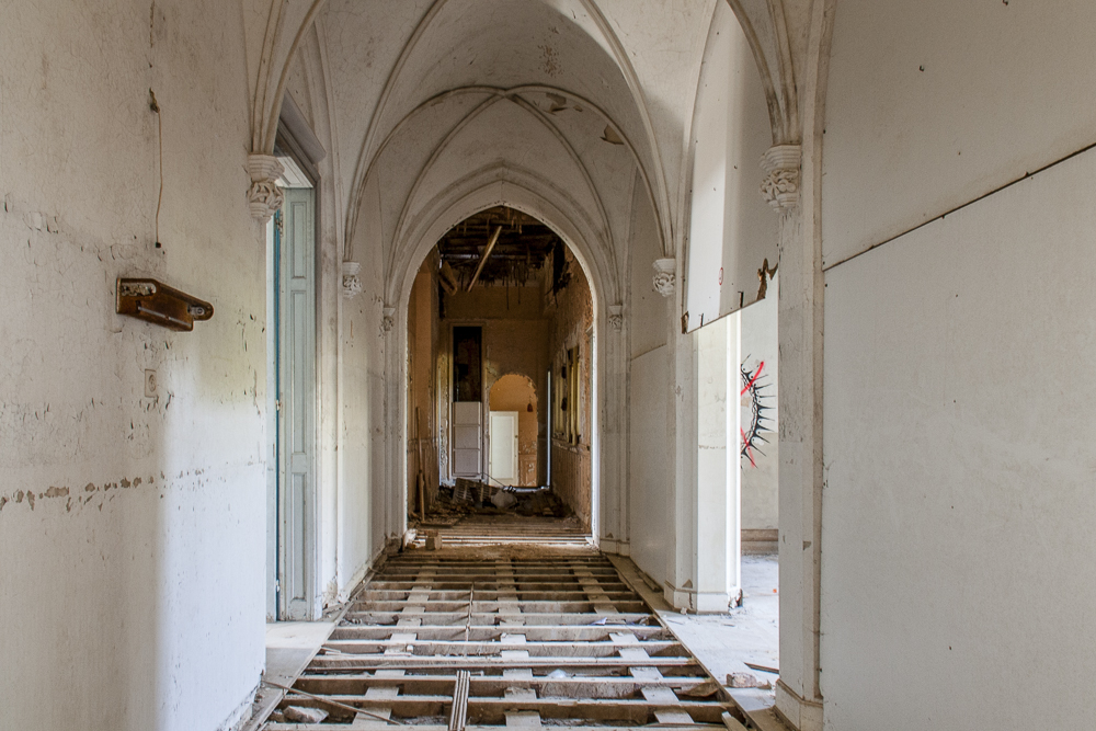 hall met uitgebroken vloer in Chateau de Noisy